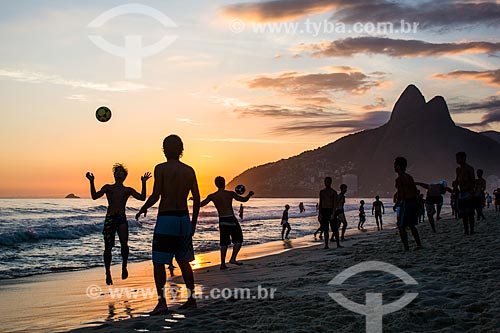  Peoples playing soccer on the waterfront of Ipanema Beach with Morro Dois Irmaos (Two Brothers Mountain) in the background  - Rio de Janeiro city - Rio de Janeiro state (RJ) - Brazil