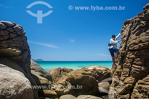  Climbing rock - Lopes Mendes Beach waterfront  - Angra dos Reis city - Rio de Janeiro state (RJ) - Brazil