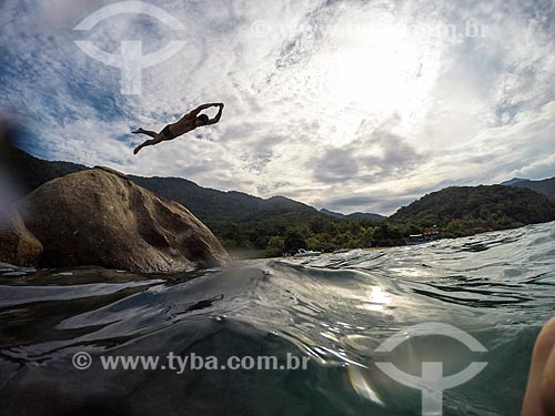  Bather diving - Camiranga Beach  - Angra dos Reis city - Rio de Janeiro state (RJ) - Brazil