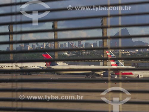 View of airplane from boarding room of Antonio Carlos Jobim International Airport  - Rio de Janeiro city - Rio de Janeiro state (RJ) - Brazil