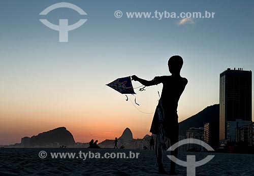  Boy playing with kite - Copacabana Beach  - Rio de Janeiro city - Rio de Janeiro state (RJ) - Brazil