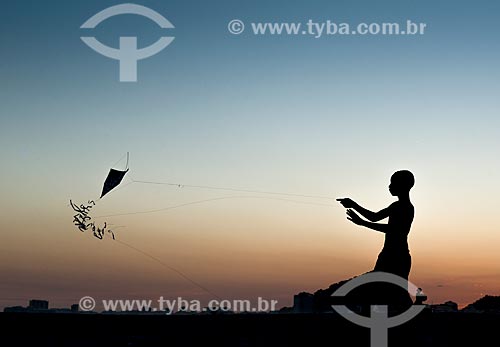  Boy playing with kite - Copacabana Beach  - Rio de Janeiro city - Rio de Janeiro state (RJ) - Brazil