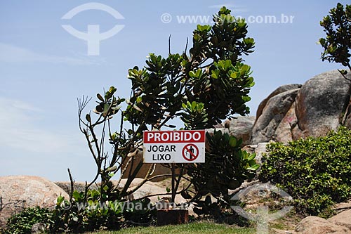  Plaque that says: prohibited throw garbage - Prainha Beach  - Casimiro de Abreu city - Rio de Janeiro state (RJ) - Brazil