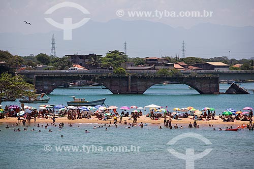  Bathers - Prainha Beach with ruins of bridge that which linked Tamoios (Cabo Frio) and Barra de Sao Joao (Casimiro de Abreu) districts  - Casimiro de Abreu city - Rio de Janeiro state (RJ) - Brazil