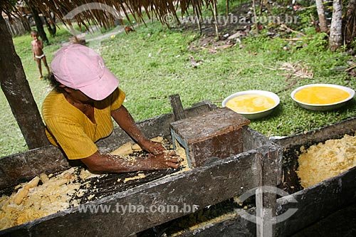  Woman - processing corns  - Salvaterra city - Para state (PA) - Brazil