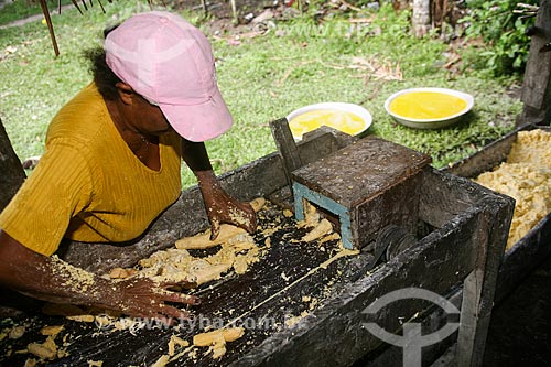  Woman - processing corns  - Salvaterra city - Para state (PA) - Brazil