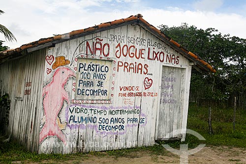  House with draw that says: Do not throw trash on the floor - Maiandeua Island  - Maracana city - Para state (PA) - Brazil