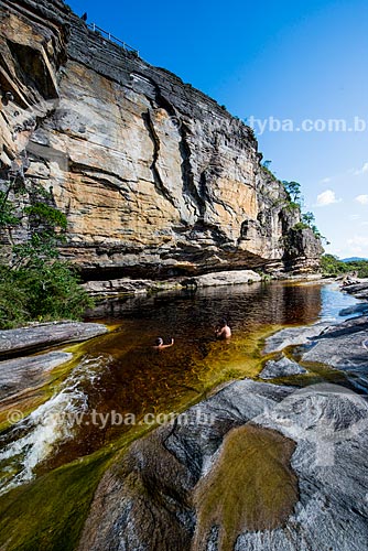  Bathers - Preto River (Black River) under Paredao de Santo Antonio (Big Wall of Santo Antonio) - Ibitipoca State Park  - Lima Duarte city - Minas Gerais state (MG) - Brazil