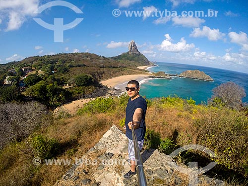  Man with Meio Beach (Middle Beach), Conceicao Beach and Pico Mountain in the background  - Fernando de Noronha city - Pernambuco state (PE) - Brazil