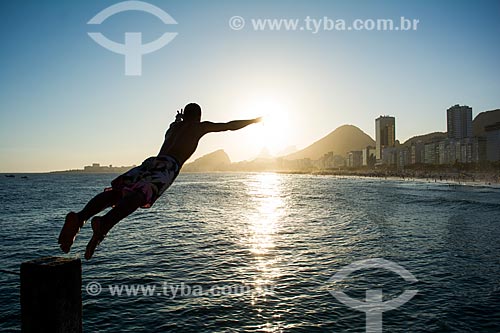  Young jumping into the sea from Mirante do Leme - also known as Caminho dos Pescadores (Fisherman Path)  - Rio de Janeiro city - Rio de Janeiro state (RJ) - Brazil