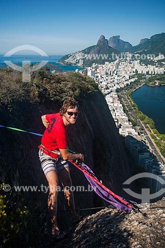  Man preparing strip to slackline - Cantagalo Hill with Morro Dois Irmaos (Two Brothers Mountain) and Rock of Gavea in the background  - Rio de Janeiro city - Rio de Janeiro state (RJ) - Brazil