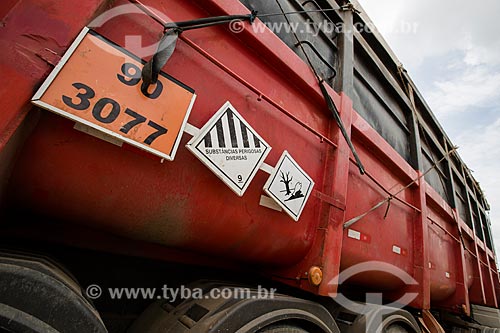  Detail of truck with transport plate of hazardous substances - BR-324 highway - near to Sao Sebastiao do Passe city  - Sao Sebastiao do Passe city - Bahia state (BA) - Brazil
