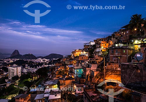  Evening - Morro dos Prazeres slum with Sugar Loaf in the background  - Rio de Janeiro city - Rio de Janeiro state (RJ) - Brazil