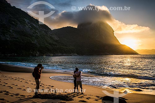  Couple being photographed - Vermelha Beach (Red Beach)  - Rio de Janeiro city - Rio de Janeiro state (RJ) - Brazil