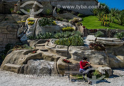  Woman in park bench - Hanging Garden of Valongo  - Rio de Janeiro city - Rio de Janeiro state (RJ) - Brazil