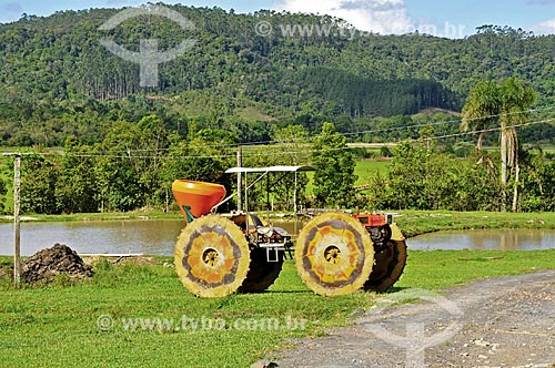 Tractor with adapted wheels for rice plantation - Doutor Pedrinho city rural zone  - Doutor Pedrinho city - Santa Catarina state (SC) - Brazil