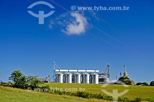  Wheat silos on the banks of BR-470 highway near to Monte Carlo city  - Monte Carlo city - Santa Catarina state (SC) - Brazil