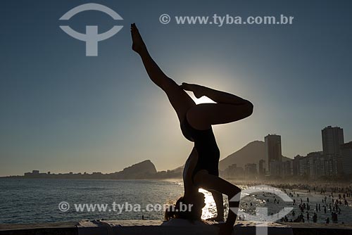  Woman practicing Yoga - Mirante do Leme - also known as Caminho dos Pescadores (Fisherman Path) - shirshasana movement  - Rio de Janeiro city - Rio de Janeiro state (RJ) - Brazil