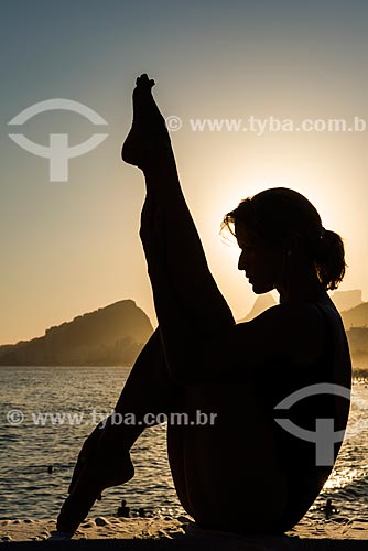  Woman practicing Yoga - Mirante do Leme - also known as Caminho dos Pescadores (Fisherman Path) - navasana movement variation (boat)  - Rio de Janeiro city - Rio de Janeiro state (RJ) - Brazil