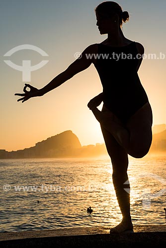  Woman practicing Yoga - Mirante do Leme - also known as Caminho dos Pescadores (Fisherman Path) - vrikshasana movement (tree)  - Rio de Janeiro city - Rio de Janeiro state (RJ) - Brazil