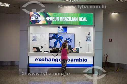  Woman - Exchange house - Juscelino Kubitschek International Airport  - Brasilia city - Distrito Federal (Federal District) (DF) - Brazil