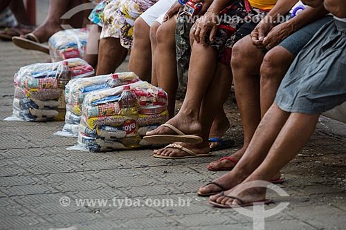  Distribution of food parcels by Spiritist Group Union in Charity - Jose Hilanio Square - also known as La Favorita Square  - Juazeiro do Norte city - Ceara state (CE) - Brazil
