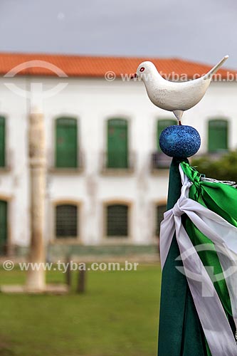  Detail of Regal Butler flag (part of the plot) with the pelourinho of Matriz Square in the background during the Festa do divino  - Alcantara city - Maranhao state (MA) - Brazil
