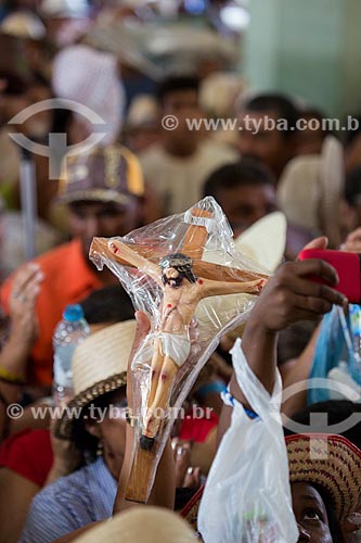  Faithful with religious image during farewell mass of pilgrims - Nossa Senhora das Dores Basilica  - Juazeiro do Norte city - Ceara state (CE) - Brazil