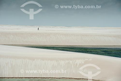  Man walking on the banks of America Lagoon - Lencois Maranhenses National Park  - Santo Amaro do Maranhao city - Maranhao state (MA) - Brazil