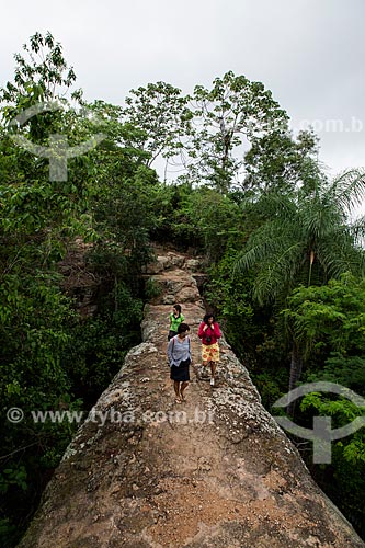  Tourists crossing the Geosite Ponte de Pedra (Stone Bridge) - approximately 96 million years (Cretaceous) - Araripe Geopark  - Nova Olinda city - Ceara state (CE) - Brazil