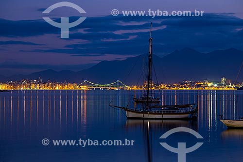  Boat at Noth Bay with Hercilio Luz Bridge and Tabuleiro Mountain Range in the background  - Florianopolis city - Santa Catarina state (SC) - Brazil