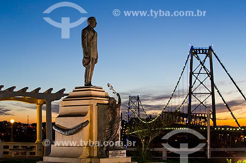  Monument in tribute of the governor Hercilio Luz with Hercilio Luz Bridge (1926) in the background  - Florianopolis city - Santa Catarina state (SC) - Brazil