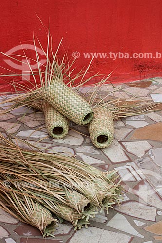  Shield to bottles produced of straw of carnauba palm  - Juazeiro do Norte city - Ceara state (CE) - Brazil