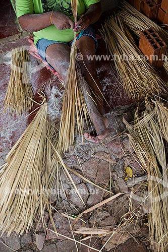  Woman of Horto Hill making handmade bags using straw of carnauba palm  - Juazeiro do Norte city - Ceara state (CE) - Brazil