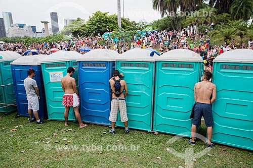  Revelers urinating on the outside of chemical toilets during Sargento Pimenta carnival street troup parade - Flamengo Landfill  - Rio de Janeiro city - Rio de Janeiro state (RJ) - Brazil