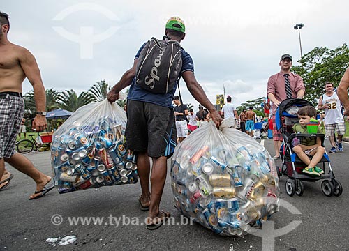  Collector collecting aluminum cans during Sargento Pimenta carnival street troup parade - Flamengo Landfill  - Rio de Janeiro city - Rio de Janeiro state (RJ) - Brazil