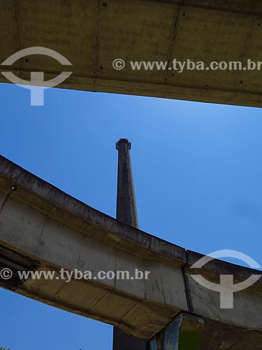  Monorail viaduct of Porto Alegre city with the chimney of Usina do Gasometro Culture Center in the background  - Porto Alegre city - Rio Grande do Sul state (RS) - Brazil