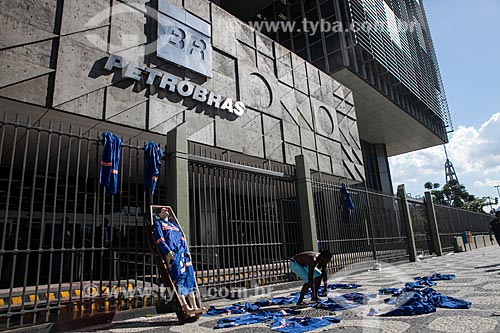  Protest of wirkers from Petrochemical Complex of State of Rio de Janeiro (COMPERJ) opposite to build of the PETROBRAS headquarters  - Rio de Janeiro city - Rio de Janeiro state (RJ) - Brazil