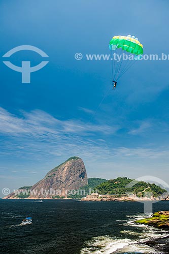  Parasailing in Guanabara Bay with Sugar Loaf in the background  - Rio de Janeiro city - Rio de Janeiro state (RJ) - Brazil