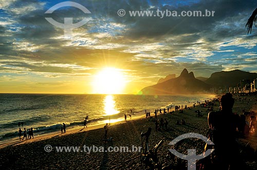  Sunset - Arpoador Beach with Morro Dois Irmaos (Two Brothers Mountain) and Rock of Gavea in the background  - Rio de Janeiro city - Rio de Janeiro state (RJ) - Brazil