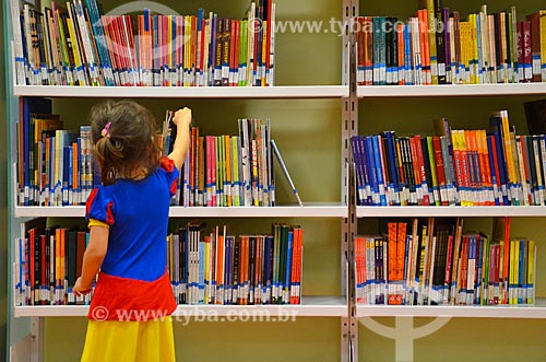  Child costumed as Snow White in the library of the Bank of Brazil Cultural Center  - Rio de Janeiro city - Rio de Janeiro state (RJ) - Brazil