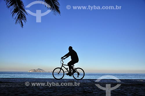  Cyclist - Arpoador Beach waterfront  - Rio de Janeiro city - Rio de Janeiro state (RJ) - Brazil