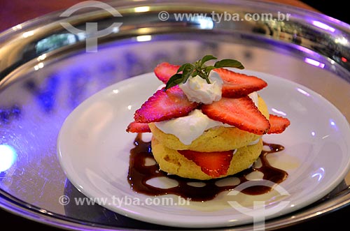  Abaporu Restaurant dessert - Passion fruit
suspiro limeño with strawberry, whipped cream, balsamic caramel and basil  - Rio de Janeiro city - Rio de Janeiro state (RJ) - Brazil