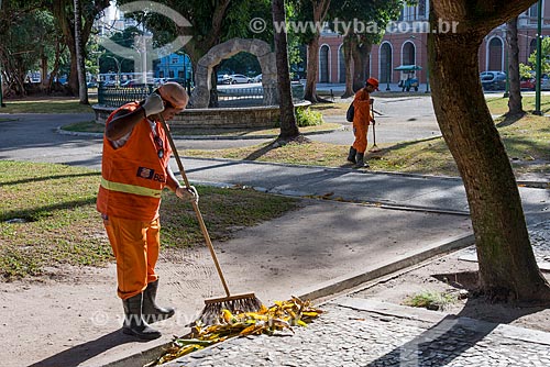  Sreet sweeper cleaning the Republic Square  - Belem city - Para state (PA) - Brazil