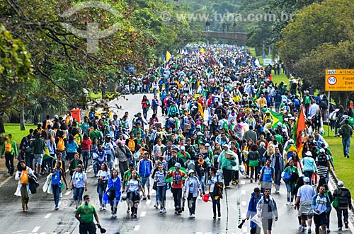  Pilgrims walking - Flamengo Landfill during the World Youth Day (WYD)  - Rio de Janeiro city - Rio de Janeiro state (RJ) - Brazil