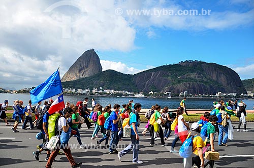  Pilgrims walking - Flamengo Landfill during the World Youth Day (WYD) with the Sugar Loaf in the background  - Rio de Janeiro city - Rio de Janeiro state (RJ) - Brazil