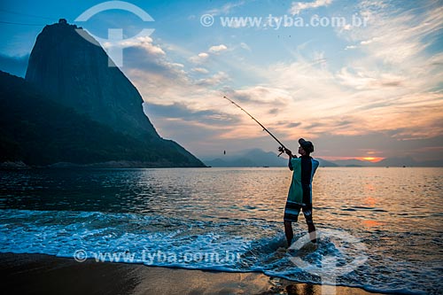  Fisherman on the banks of Vermelha Beach (Red Beach) with the Sugar Loaf in the background during the sunrise  - Rio de Janeiro city - Rio de Janeiro state (RJ) - Brazil