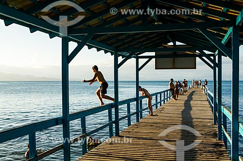  Bather jumping in the sea from Canasvieiras Beach pier  - Florianopolis city - Santa Catarina state (SC) - Brazil