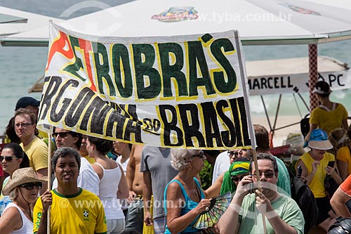  Plaque that says: Petrobras shame of Brazil, during manifestation against corruption and for the President Dilma Rousseff Impeachment - Copacabana Beach waterfront  - Rio de Janeiro city - Rio de Janeiro state (RJ) - Brazil