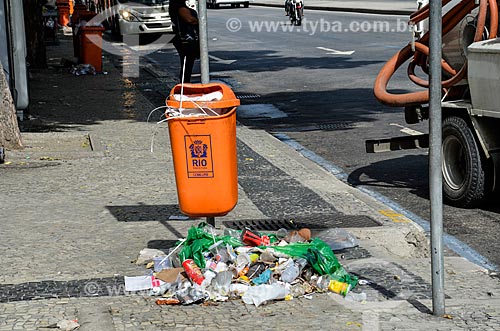  Detail of full garbage can  - Rio de Janeiro city - Rio de Janeiro state (RJ) - Brazil